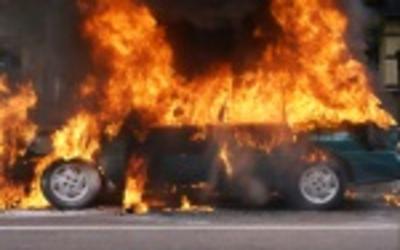 une voiture en feu