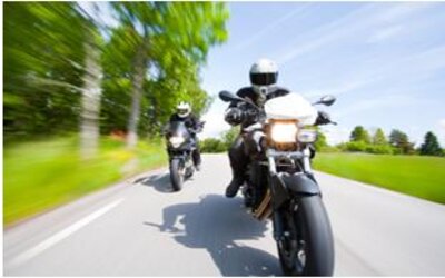 motard sur la route
